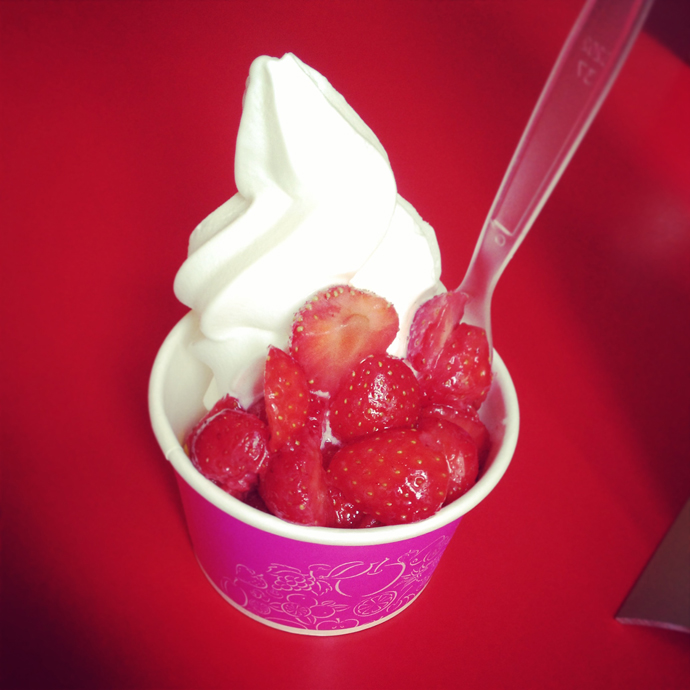 strawberry frozen yoghurt