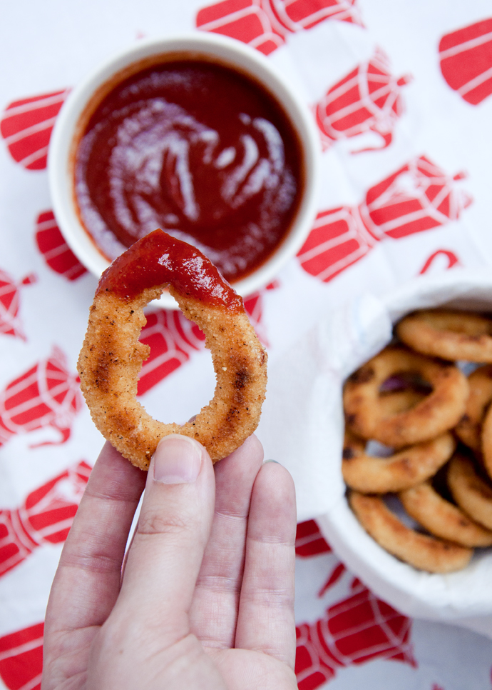 Cheats onion rings met ketchup barbecue dip. | Team Confetti