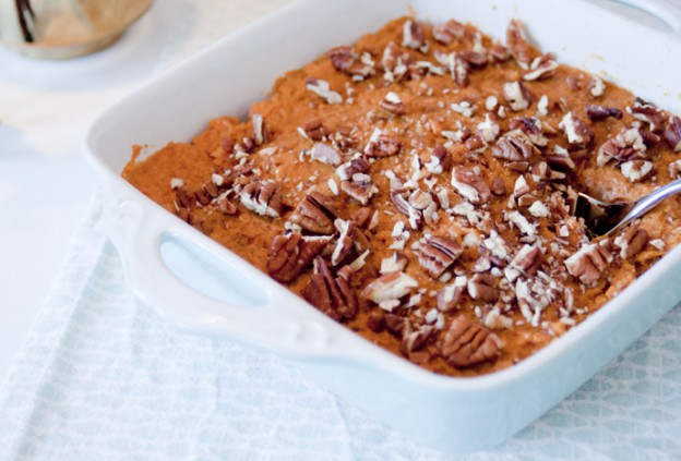 Zoete aardappelpuree met pecannoten crumble.